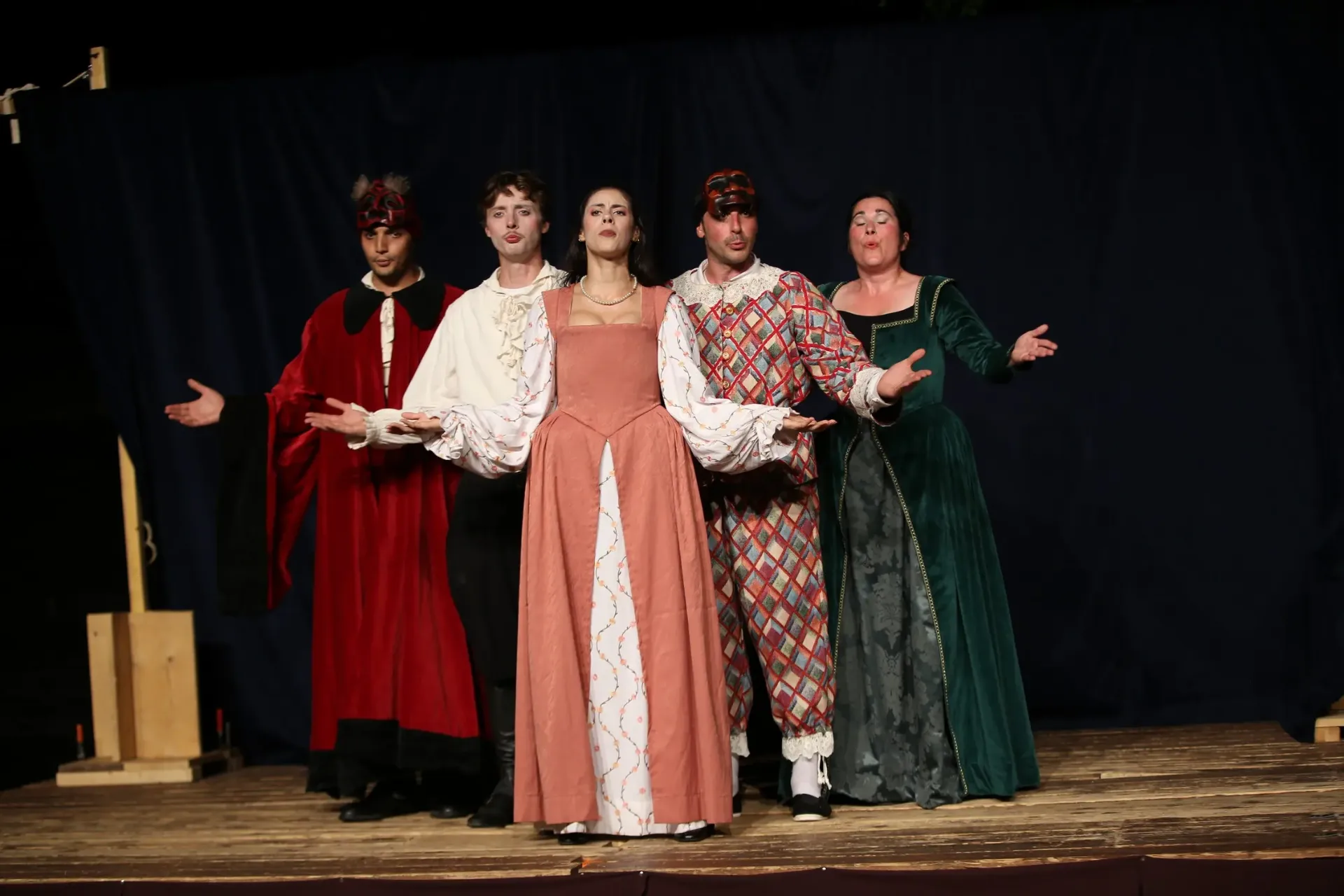 La troupe Les Corsaires sur scène