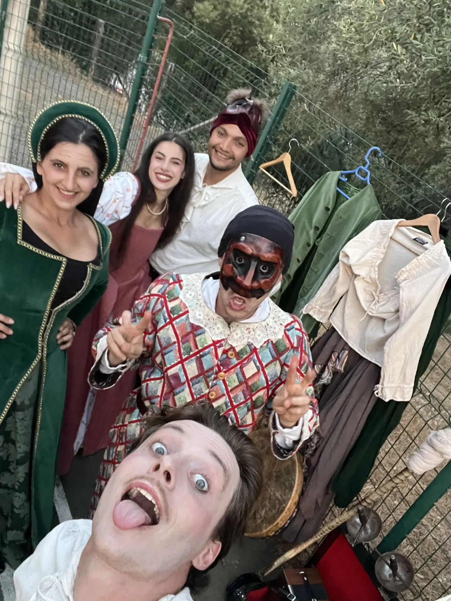 Les membres de la Compagnie Les Corsaires en costumes dans les coulisses d’un spectacle.